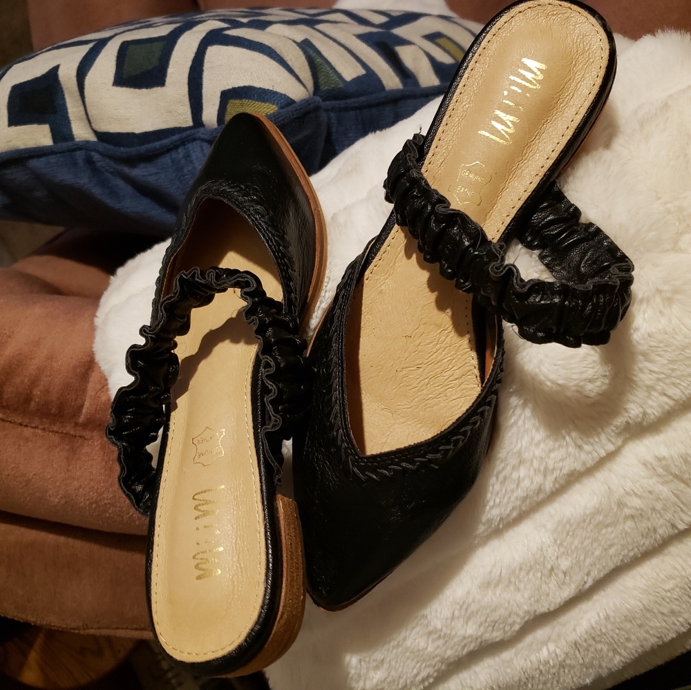 Pointed toe black mules